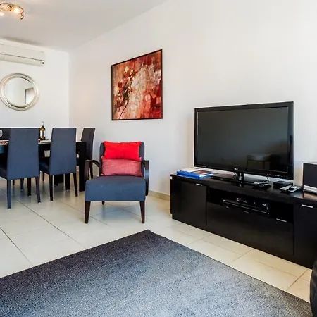 Apartment 2-b Sleeps 6 Pool Parking