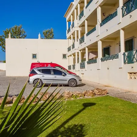 Apartment 2-b Sleeps 6 Pool Parking